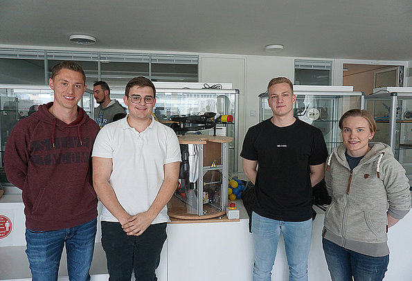 Maschinenbau-Studierende bauen Ballsortier- und Wurfmaschinen Gruppe 4: Gewinnergruppe des Wettbewerbs Maschinenbau-Studierende bauen Ballsortier- und Wurfmaschinen Gruppe 4: Gewinnergruppe des Wettbewerbs